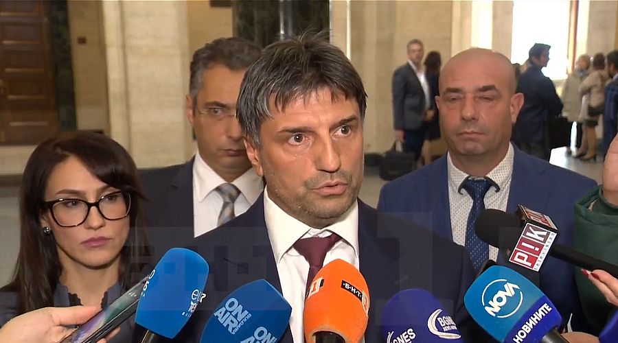 Рекет чрез Гугъл преводач: Разкриха защо и как служителите на ИААА са изнудвали екипа на Роби Уилямс